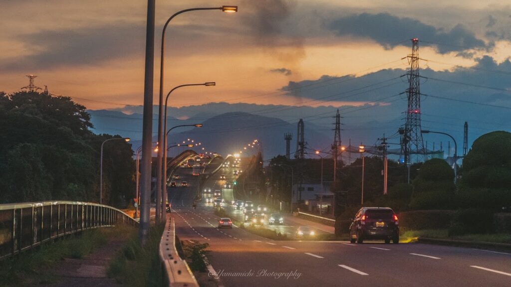 夕暮れの道路